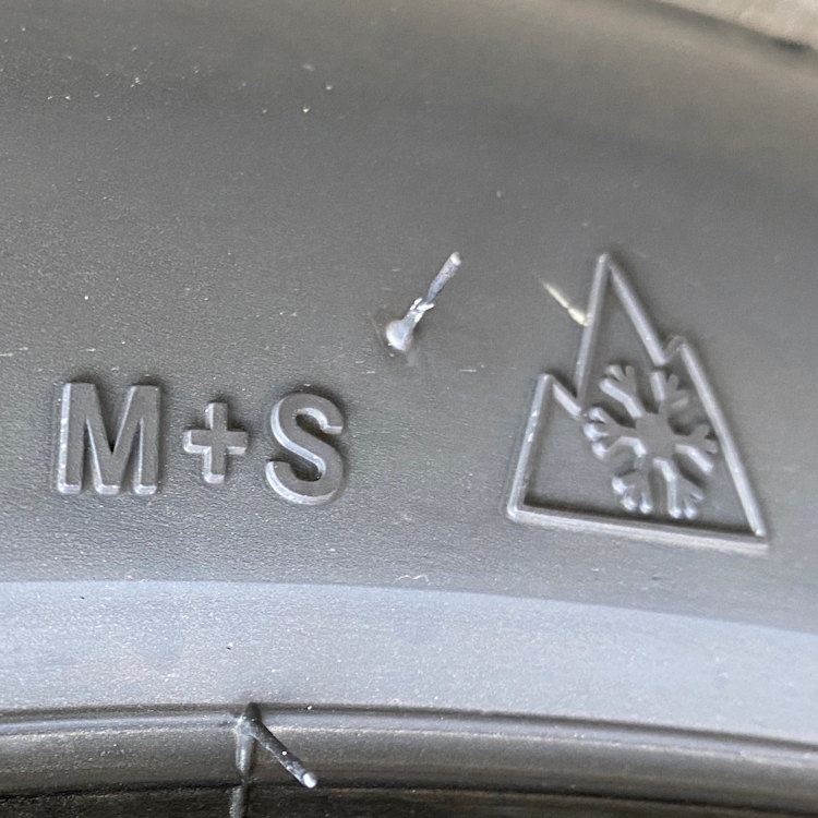 Alpine Symbol Reifen M + S Reifen Auto Winterreifen Schneeflocke im Berg